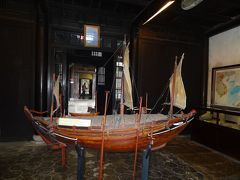 貿易陶磁博物館（海のシルクロード博物館）

かつて、海のシルクロードの中継都市として栄えたホイアンの歴史が資料や展示物を通して紹介されています。

入口には帆船の模型が

