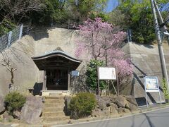 車地蔵　13:26

車地蔵は、享保３年（1718）に建立され、お堂の中で道行く人たちを暖かく見守り、人々からは「子授け地蔵」とか「車地蔵」として親しまれてきました。