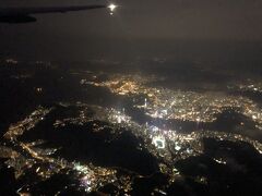 ここからは1~3日目の記事になります。
まずは1日目。
1日目は中部国際空港セントレアからキャセイパシフィック航空を利用し香港へ行きました。16時過ぎ出発で香港には現地時間19時過ぎに到着です。
写真は香港上空からです。香港には滞在しますが、夜景は見ることはできないので、ここで見れたのでよかったです。有名なビクトリアピークやビクトリアハーバーから見るのとは一風違った百万ドルの夜景を見ることができました。
