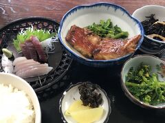 野島崎灯台近くの「仁幸」で昼食。
店内はとても混んでいて、注文した「おまかせ定食」がなかなか出てこない。
刺身と煮つけのセット（1500円）はボリューム満点。