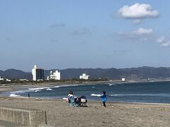 南千倉海水浴場では、多数のサーフィンをしている姿が見られた。