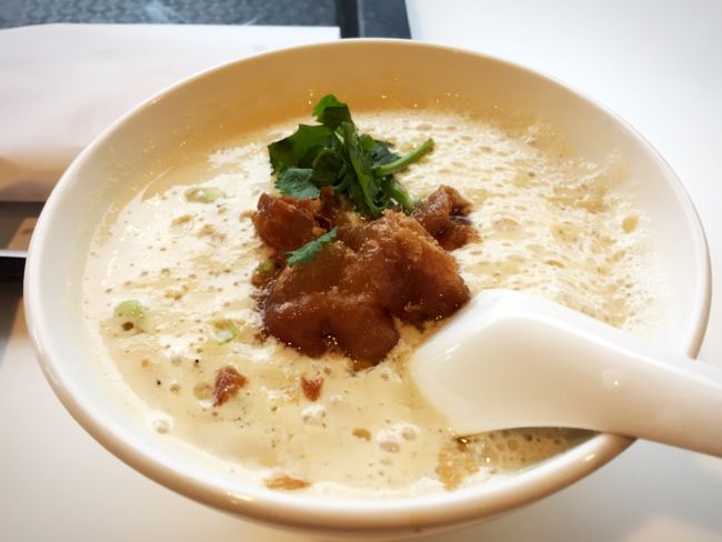 人気のメニューの鹹豆漿(シェンドウジャン)。<br />フワフワの豆乳が優しい～。温かい朝ごはんです。