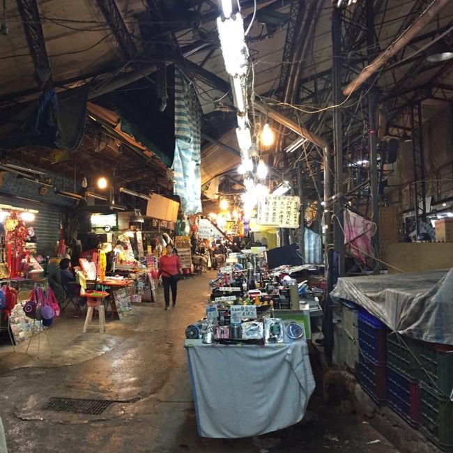 裏通りにはちょっとディープな感じの露店。1人で歩いても大丈夫だけど表通りの賑やかさがなく心細い感じ。小雨も降っていたので人が少なかったかもだ。時間は23時すぎころ。結構食べた。<br />1日目はここまで。<br />たくさん移動してメトロに結構乗ったなー