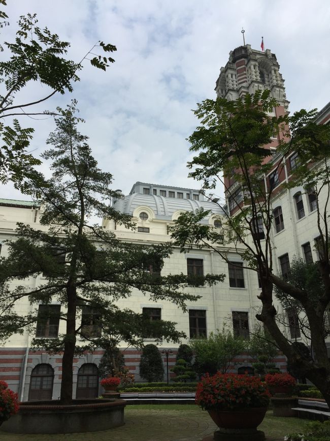 総統府を見学できました。何組かごとにガイドさんが付いて無料とは思えないくらい充実していた。中庭が綺麗だった。