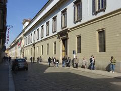 【イタリア最古の大学のひとつ】

パヴィア大学の外側。ストラーダ・ヌオバ通り沿いにある。ボローニャ大学から分かれてできたと言われている。サレルノ大学とともに、国内で三本の指に入る歴史を刻んでいる。その他のことは、思い出せない。ごめんなさい。

「学生の人気はいかが？」
「そこそこ、上のランキングだと思う。北部なので、卒業すると就職先も見つけやすいしね」

