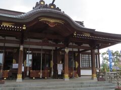 大石神社・・・大石家の家屋敷に建てられた神社

水みくじは拝殿向かって左側の水鉢につけると、運勢が書かれて文字がきれいに浮き出ます

子宝や勝運を願う方々のお守りやおみくじ、赤穂のお土産なども販売されています