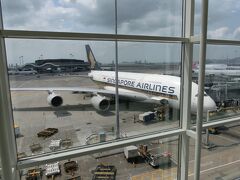 トランジットの香港国際空港にて。
キャセイ便を降りたらシンガポール航空のA380がとまっていた。
やっぱり何度見てもでかい。。。
