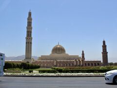 車窓から眺めた立派なモスクは
カーブース王大モスクSultan Qaboos Grand Mosque
後で観光します。