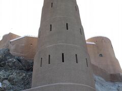 少し移動して要塞に Al Mirani Fort
ここは現役なので中に入れません。