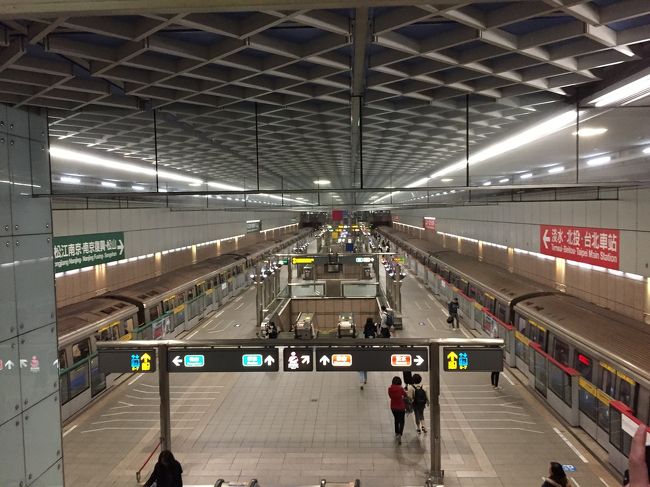 駅が広々としてました。日本のメトロももう少しホームや天井が高く広ければ好きなんだけどなぁ。