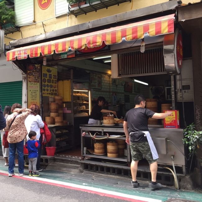 永康街の好公道。何となく入ってみました。<br />前に何かのテレビ番組で鼎泰豊の裏通りにある小籠包屋さんが美味しいとで記憶してたけど、何の手がかりもなく…。何軒か探して見たうちの一店。<br />永康街は台北のグルメが集結してるストリートのようです。訪れてみて初めて知った。<br />それにしてもテレビでやってた安くて美味しい小籠包の店…どなたか知りませんか(　˙-˙　)？