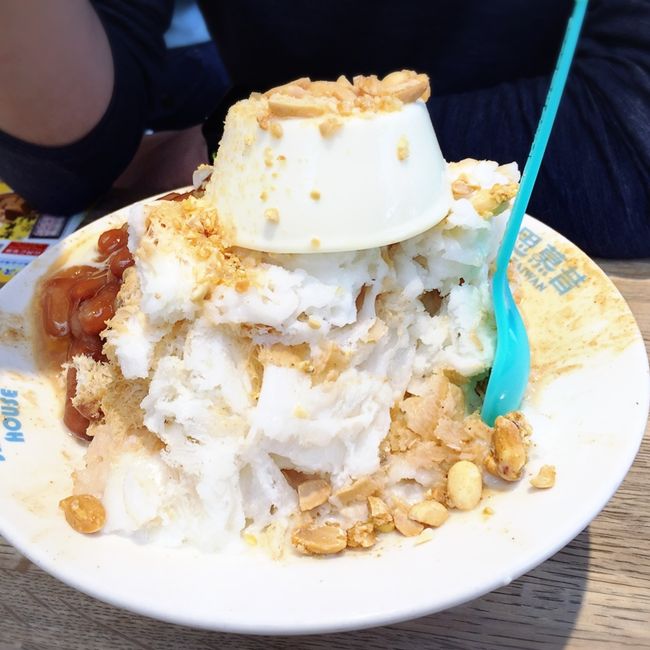 マンゴー系が人気の中、私たちはあえて小豆、ピーナツ、タロ芋がのってるかき氷にしました。さっぱりして美味しかったなぁ～