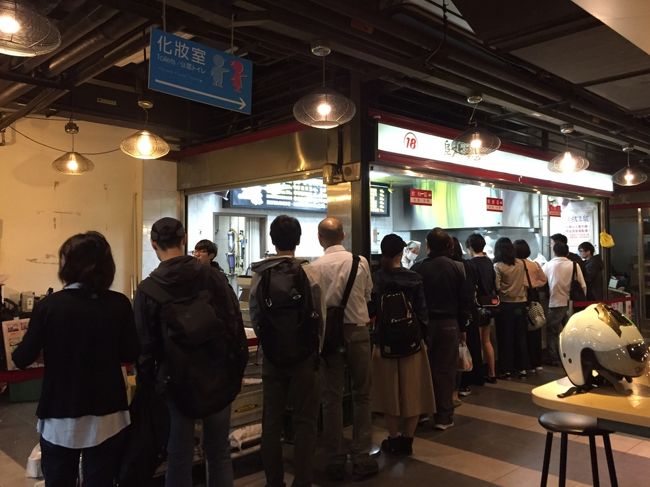 階段下の通路を出た道路から並んで30分ちょっと経過。店内はフードコートのようになっていて食べるスペースもあります。地元の人はテイクアウトが多いから行列のわりには早かったな。レジまであと少し！