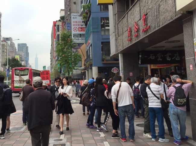 超人気店の鼎泰豊を横目に路地へ。昨日行った台北101の下にもあったが、この店は王道の観光ルートに入ってるから団体の予約でいっぱい。<br /><br />以前私もツアーでここ店舗に来ました。流れるように小籠包が出されて流れるように食べて退散して。正直、もう味なんて覚えてないな(^_^;)