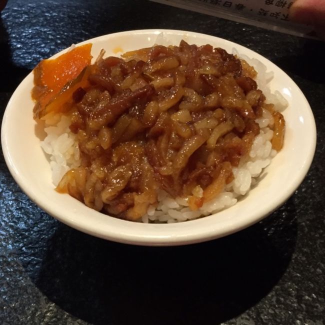 ルーロー飯。なかなか見つけられなかった。<br />ルーロー飯もお店によって味が違かった。いろいろ食べ比べないと。