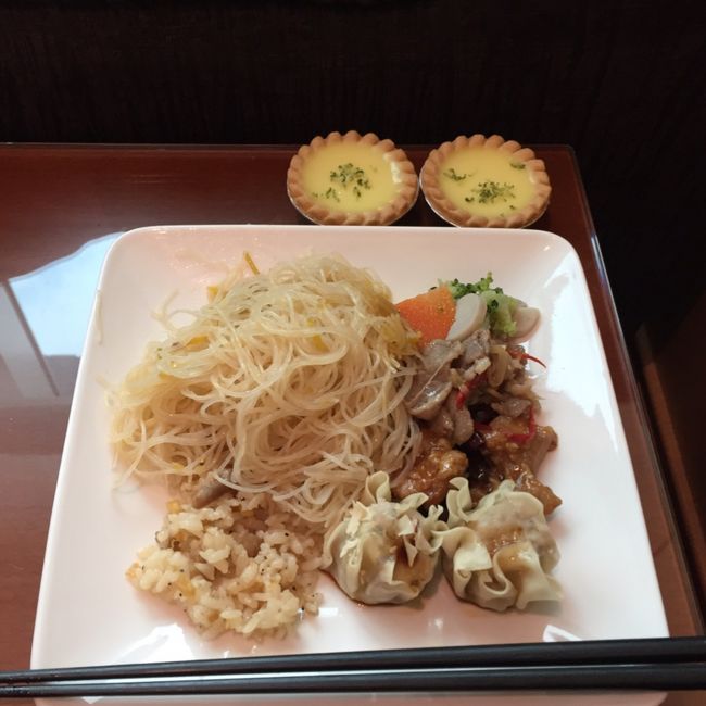 搭乗時間ギリギリながらも空港ラウンジで急ぎめの食事を取って。小籠包はさすがになかったけど、ビーフンがありました。