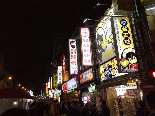 士林夜市とはまた違った賑わい。広場の両端にお店が並んでいて、真ん中の通りは屋台がズラズラと軒を連ねていて人がすれ違うのが大変なくらい混み合ってた。