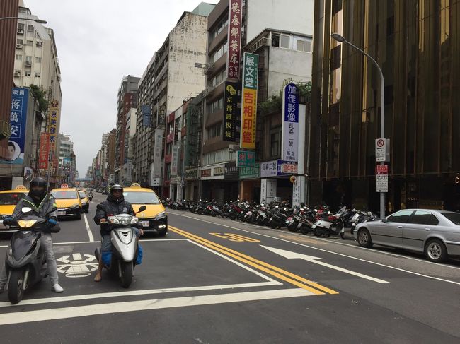 最終日。午後はじめの便で帰るまでの間、まずは朝ごはんを食べに。ホテルから少し歩いた裏通りにはバイクがぎっしり。