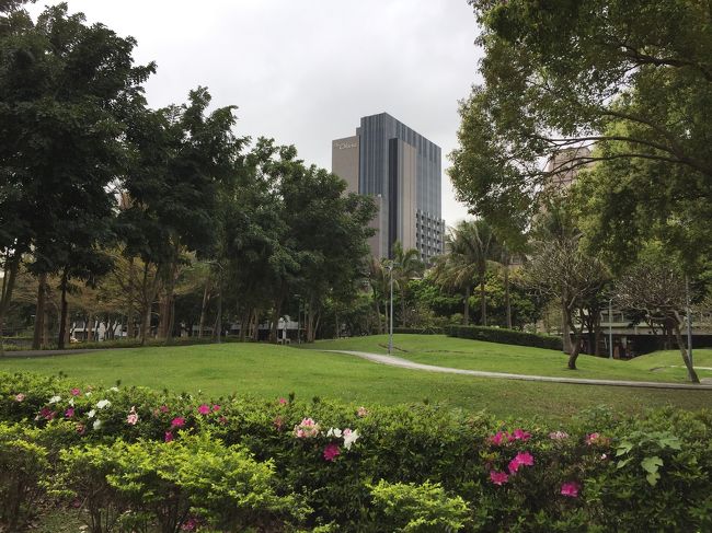 街中にあった公園。体操してる人もいたりして