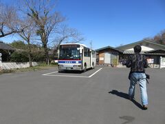 少し遅れて袋田駅に到着
10時35分発袋田駅前から滝本行き接続バスがスタンバイ
数名乗せて出発