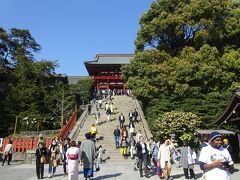 鶴岡八幡宮へ

鶴岡八幡宮は古都鎌倉の中心。