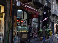 Il pizzaiolo del presidente

ナポリの有名ピッツェリア「Di Matteo」と「Sorbillo」はオフシーズンなのに大行列で人が溢れかえっていて、時間の無い旅行者は諦めざるをえませんでした。そこで、ちょっとすいていたこちらのお店へ。
14:00過ぎで15分くらい待ったかな、1人客の枠が少ないようでしばらく待ちましたが、入口のにーちゃんのノリが良く楽しかったです。これがナポリっ子か～