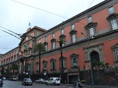 Museo Archeologico Nazionale di Napoli(国立考古学博物館)
入館料：12ユーロ

歩いてやってきました。