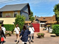 15:40、【ブブロン・オン・オージュ】到着。
フランスの最も美しい村のひとつに認定されている。