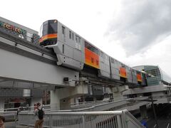 立川駅前からは多摩都市モノレールが走っている、このモノレールの線路に沿って歩いていけば、根川緑道に差し掛かるはずです。