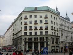 昨夜観に来たロースハウス。

日中に観ると屋根部分意外は日本の国内でも見かけそうなデザインにもみえました。