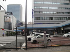 三田駅で、一度地上に出ました。
正面は　田町駅