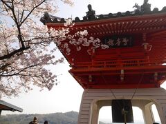 そのまま千光寺の境内へ。
806年、弘法大師の開基とされる真言宗のお寺。
鐘楼と桜。

