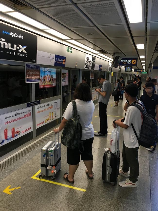 ファランポーン駅に行くには、まずSkuhumvit駅からMRT（地下鉄）に乗らねばならない。今まで仕事や夕食で多用していたのはBTS（高架線）のAsok駅。<br />地図を見ると同じ場所なのだが、どこにもファランポーン行きの券売機が無い。<br />しばらく探して諦めて、窓口のお姉さんに聞くも「Outside of Station!」のお答え。<br />地下への階段を見つけるまで、この後　２人に聞きながら到着。<br />前夜にでも下見しておくんだった。。。