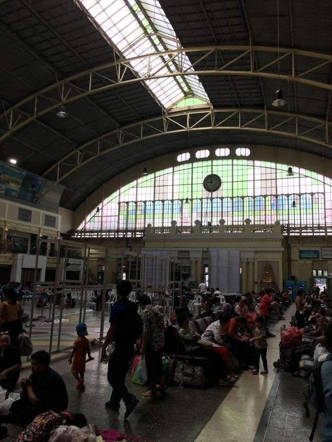 MTRのファランポーン駅を出て、表示に従って地下道を進むと国鉄の駅に出る。<br />ターミナル駅なので巨大かと思ったが、意外にコンパクト。<br />でも、この駅からシンガポールまで行く特急（深夜特急ですね）が出てるんですよね。