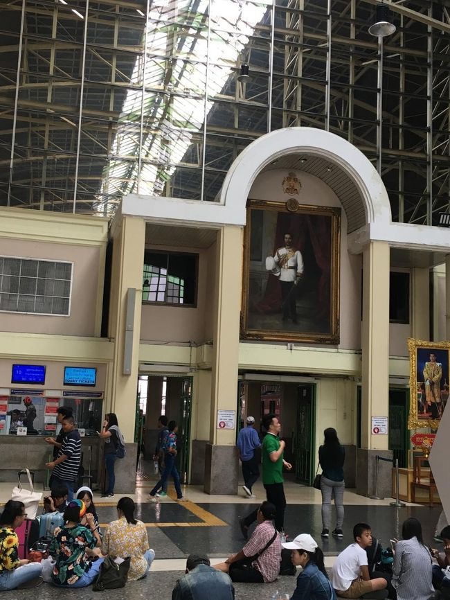 バンコク駅の呼称でも呼ばれる駅ですので風格は十分です。<br />皆さん、床に座って電車を待っているようですが何時の便なのでしょうか？　ずいぶんノンビリとおしゃべりしています。