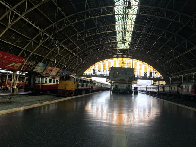 ターミナル駅らしく、たくさんの列車が並んで出発を待っている。 この雰囲気は好きだな。