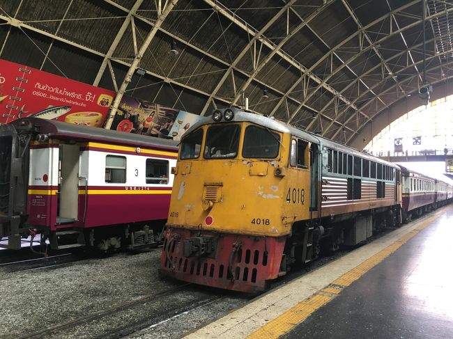 自分の乗るのは奥の赤い列車です。<br />車両には2とか3の番号が書かれていて、車両等級を示している。 二等車は窓が閉まっていてエアコン付きのようです。<br /><br />別な列車の一等車は個室でした。