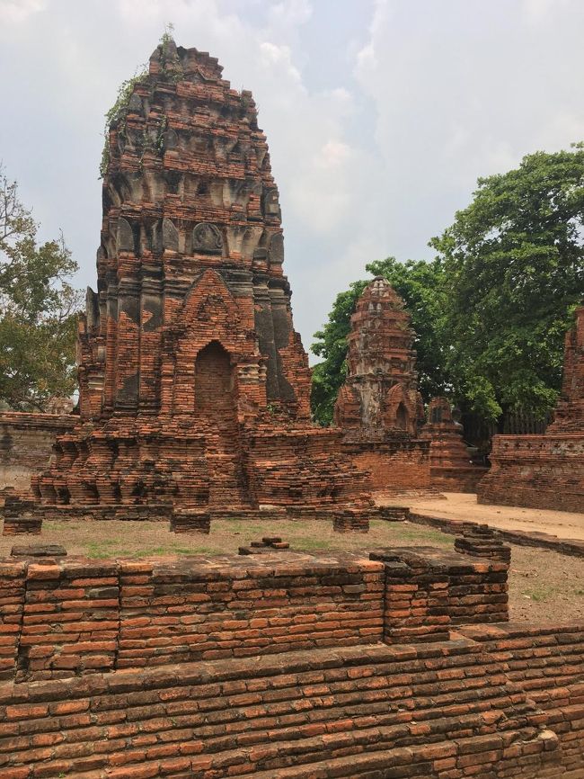 レンタサイクルのお兄さんに貰った紙一枚の地図を頼りにアユタヤの街を走ります。<br />一直線でワット マハタートに着きました。<br />色んな場所で写真を撮りましたが、全てが同じような景色です。傾いた仏塔がたくさん有ります。