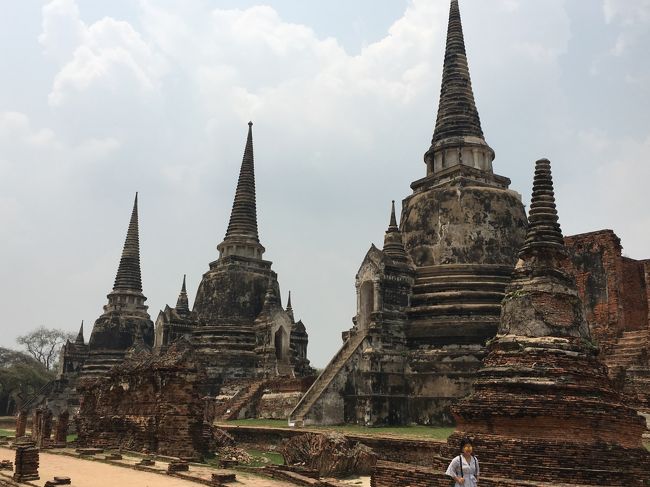 こちらは入場券50バーツを払います。<br />３つの塔は、各々に歴代の王様の遺骨が納められているとのことでした。他の団体さんのガイドの説明をこっそりと聞きながら周りました。