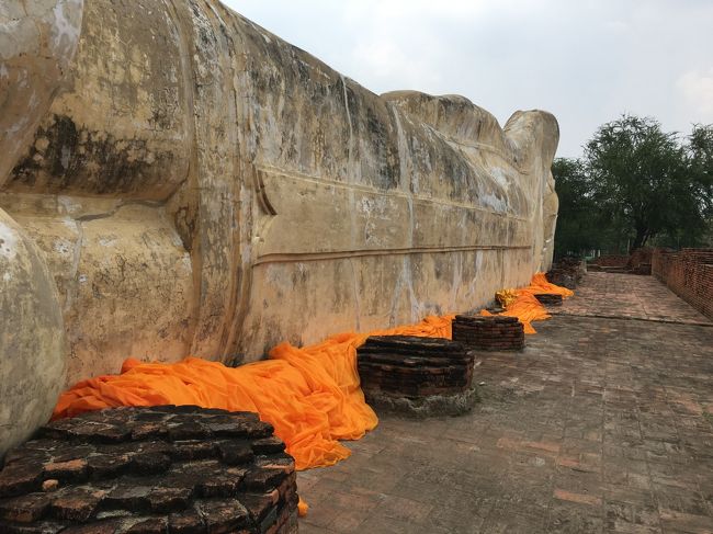 何となく違和感があったのは、オレンジ色の衣装をまとって無かったせいか？<br />後ろ側に落ちている。 