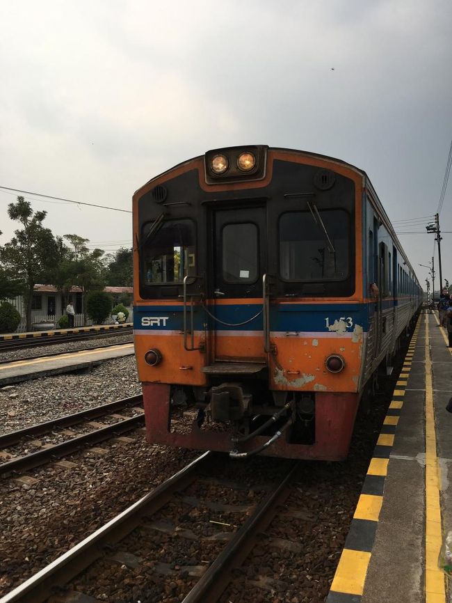 帰りの電車は急行なのか、ファランポーン駅まで1時間半です。値段は20バーツでした。