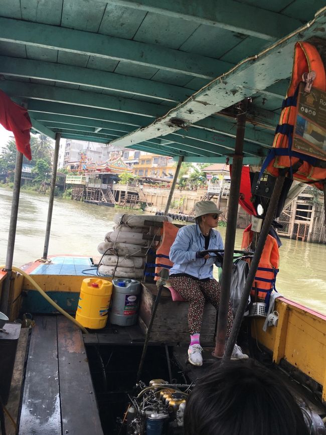 川に降りていく前に、カウンターらしきテーブルで5バーツ払って行きます。片道の乗船代です。<br />ぎっしり満員になり、座れない人も出る程 の乗船率。<br />運転手のおばちゃんの近くに座ったら、エンジンの音と油臭さで閉口しました。