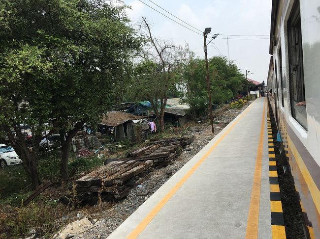 駅の到着アナウンスが無く、緊張しながら駅名表示を確認してましたが、アユタヤのみ車掌さんが鐘を鳴らしてアユタヤ～と告げながら歩いて行きました。 さすが、世界遺産の街です。観光客も多いと見えて、未だ到着する前から通路には降りる人の行列が出来ました。