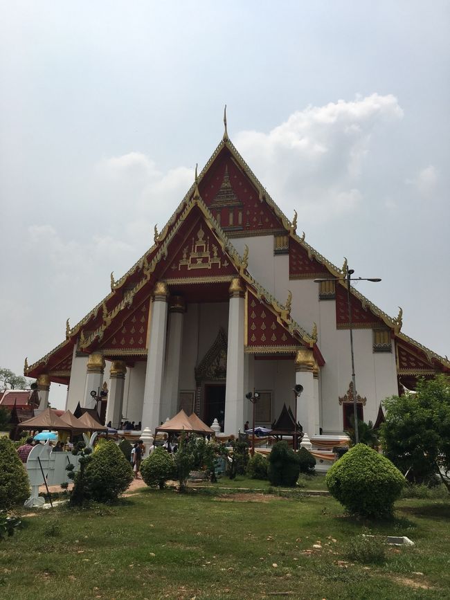 ワット プラッシーサンペットが何処を言うのかわからず自転車を降りて散策<br />巨大な建物を発見して近くに行ってみる。<br />寺院ですね