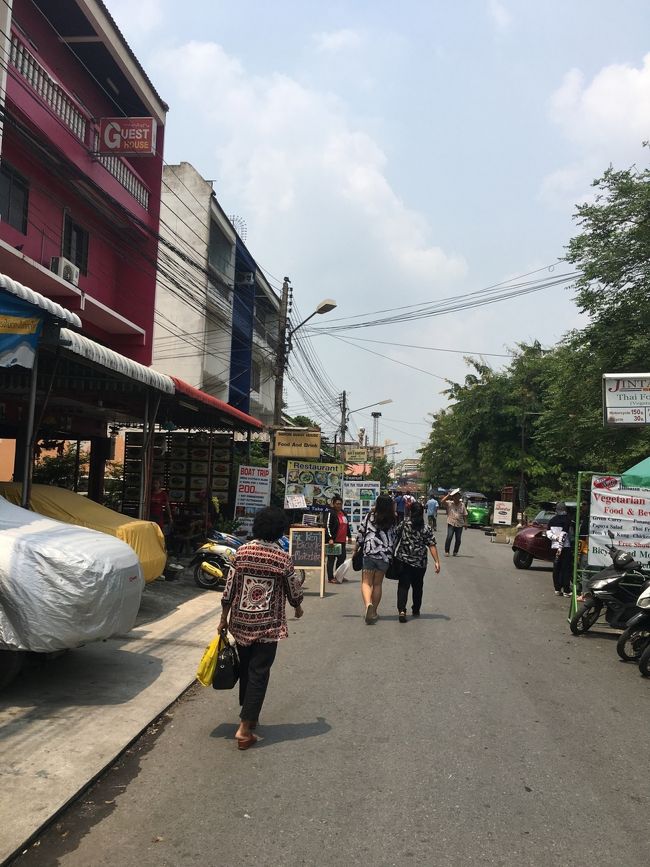 この後、駅から川に向かって歩きます。<br />両側には貸自転車屋さんが有りますが、川向こうの方が良いです。舟での自転車上げ下ろしが難義します。