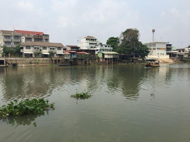 待っていると向う岸から一台の船がやって来ます。<br />こちらに接岸するまで、あっという間でした。