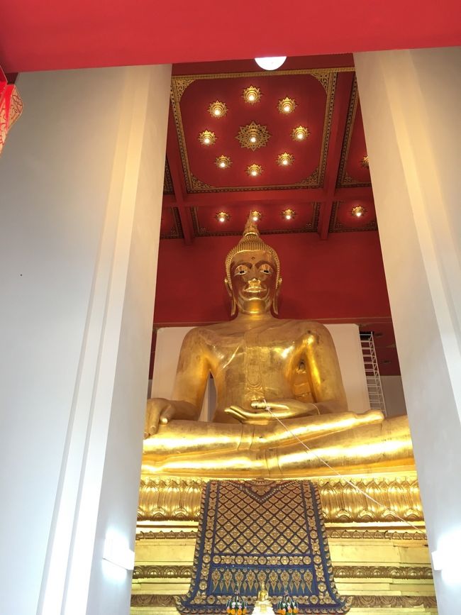 寺院の中には黄金に輝く仏像が鎮座してます。<br />周囲には信者の皆さんが正座して拝んでました。<br />