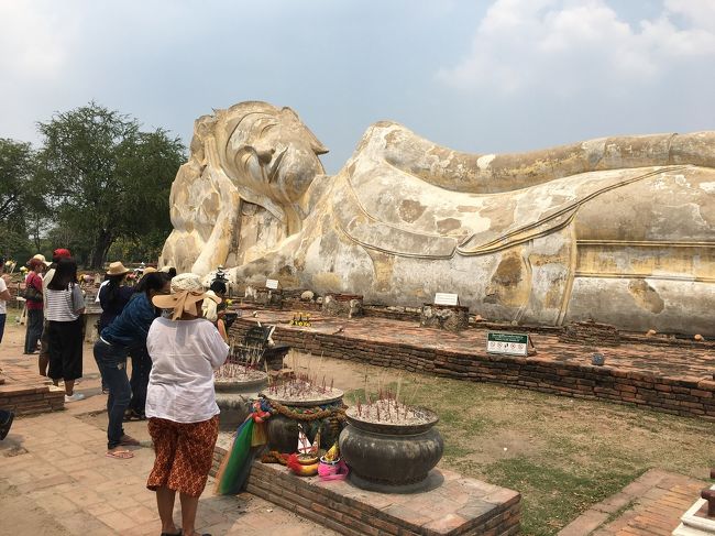 とても穏やか顔をしています。<br />拝んでいると、供え物を売るおばちゃんが日本語で声をかけてくる。信者ではないので、この手のものは遠慮してるが 中々離れてくれないのでトイレに逃げ込む。<br />トイレは有料で5バーツでした。