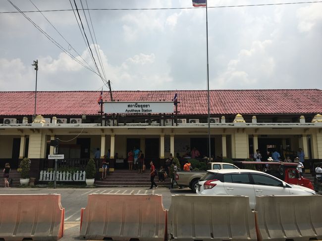 味のある駅舎です。<br />変わらないままで、ずっといて欲しい。<br />右手にはカフェっぽい店があったが、無視して道路を挟んだ反対側の店に入ることにした。<br />ちなみにインドのリクシャーの客引きを見たせいか、タイの客引きは遠慮がちに見えた。