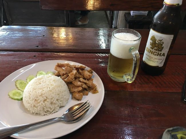 駅前のオープンカフェみたいな店に入って、写真メニューとカタコト英語でオーダー。<br />タイ料理だぁーと食べはじめたら、豚の生姜焼き定食にソックリの味でした。<br />ビールはシンハ。